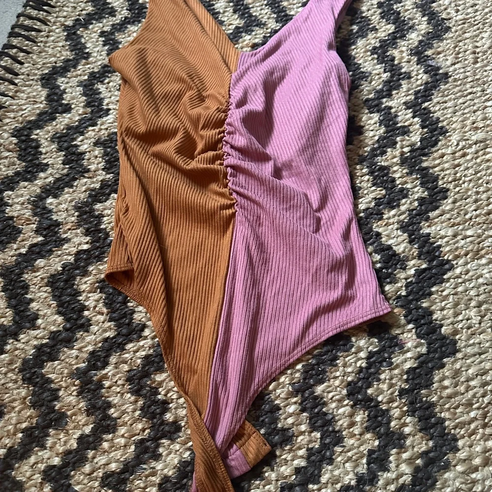 Peach love colorblock bodysuit - Picture 3 of 3